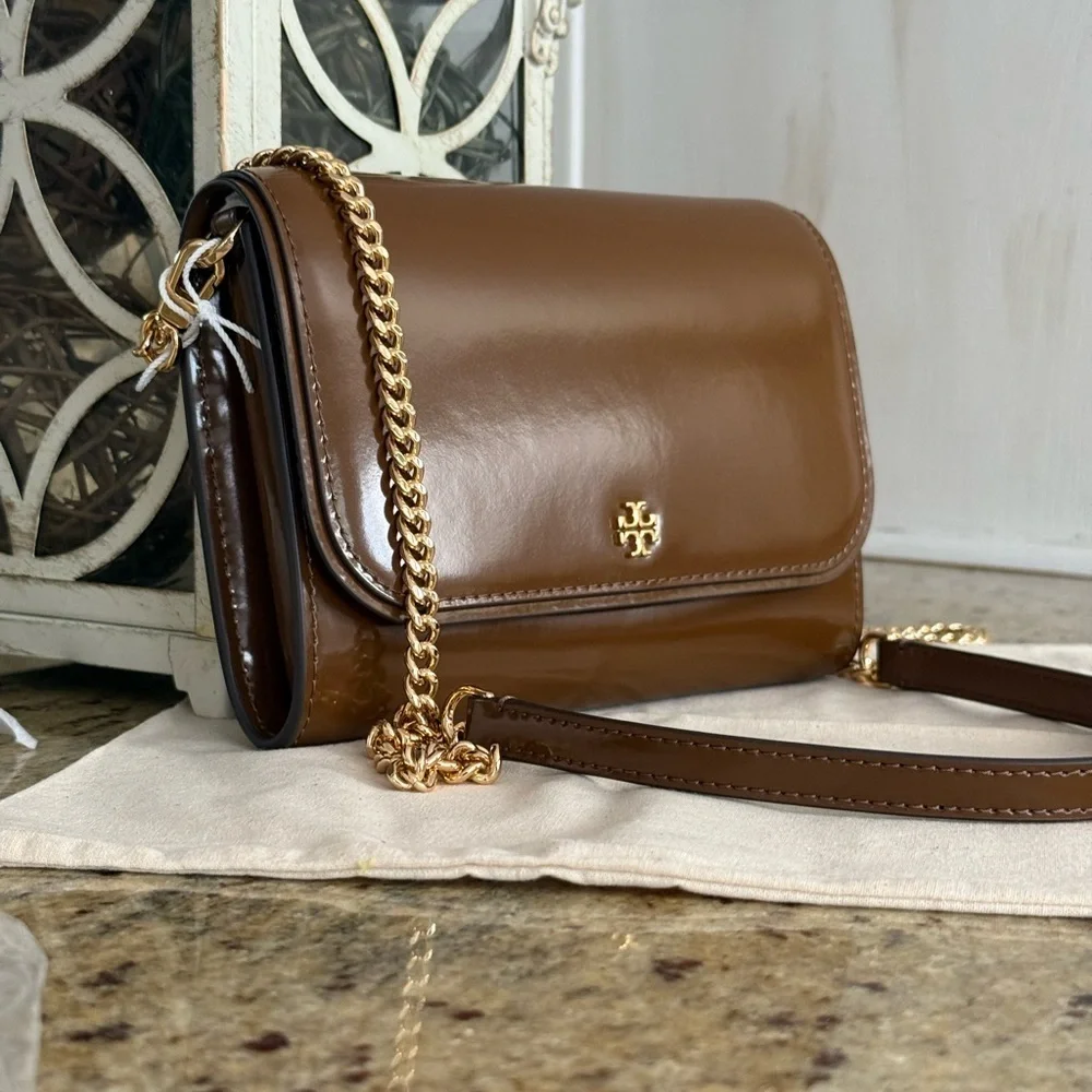 New tory burch ❤️‍🔥 Emerson PATENT CHAIN WALLE RICH WALNUT
